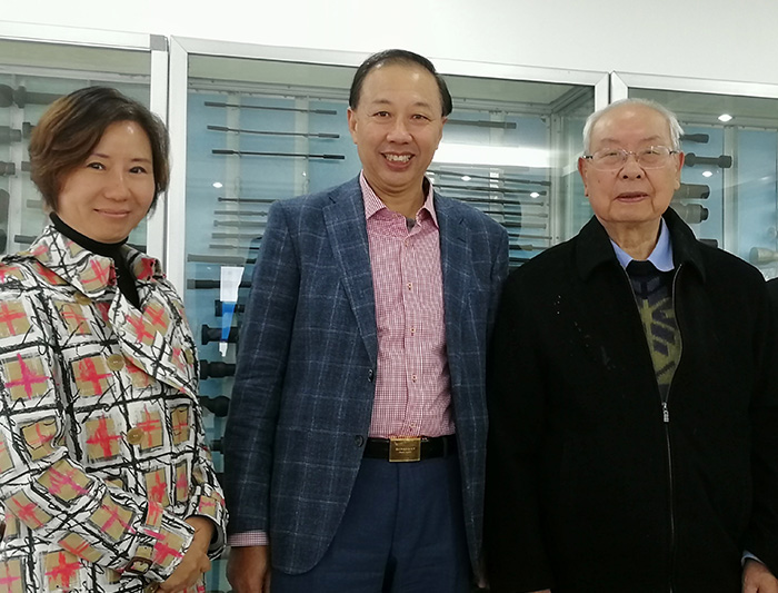 创始人张柏松先生与北京科技大学教授胡正寰教授合影